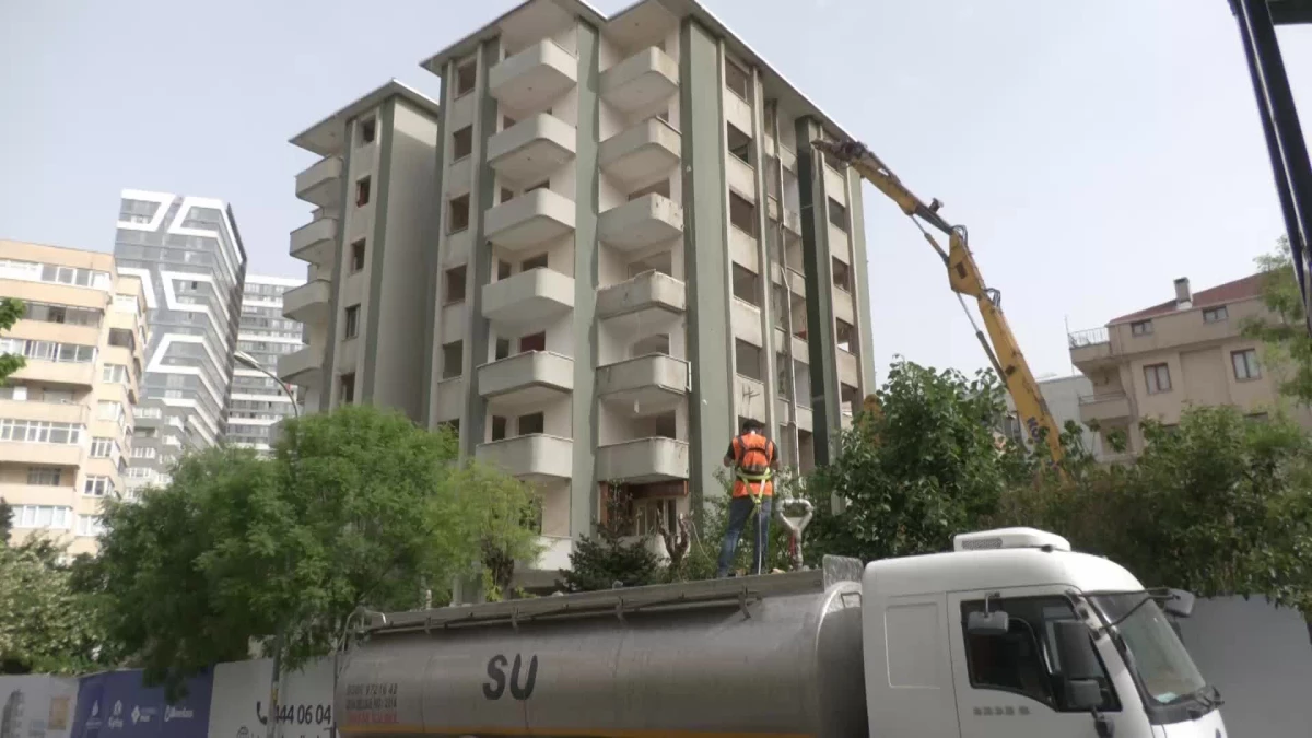 Kiptaş\'tan Kadıköy\'de Kentsel Dönüşüm Yıkımı: "31 Binin Üzerinde Başvuru Var, Hepsi de Bir Kepçe Darbesiyle Yıkılacak Binalar"