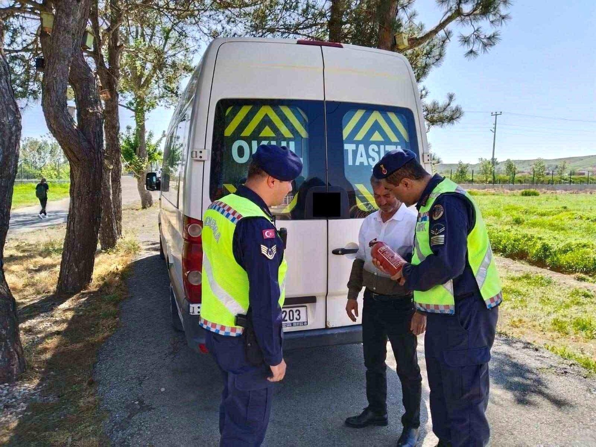 Kırklareli\'de Okul Servisleri ve Okul Çevrelerinde Trafik Denetimi Yapıldı