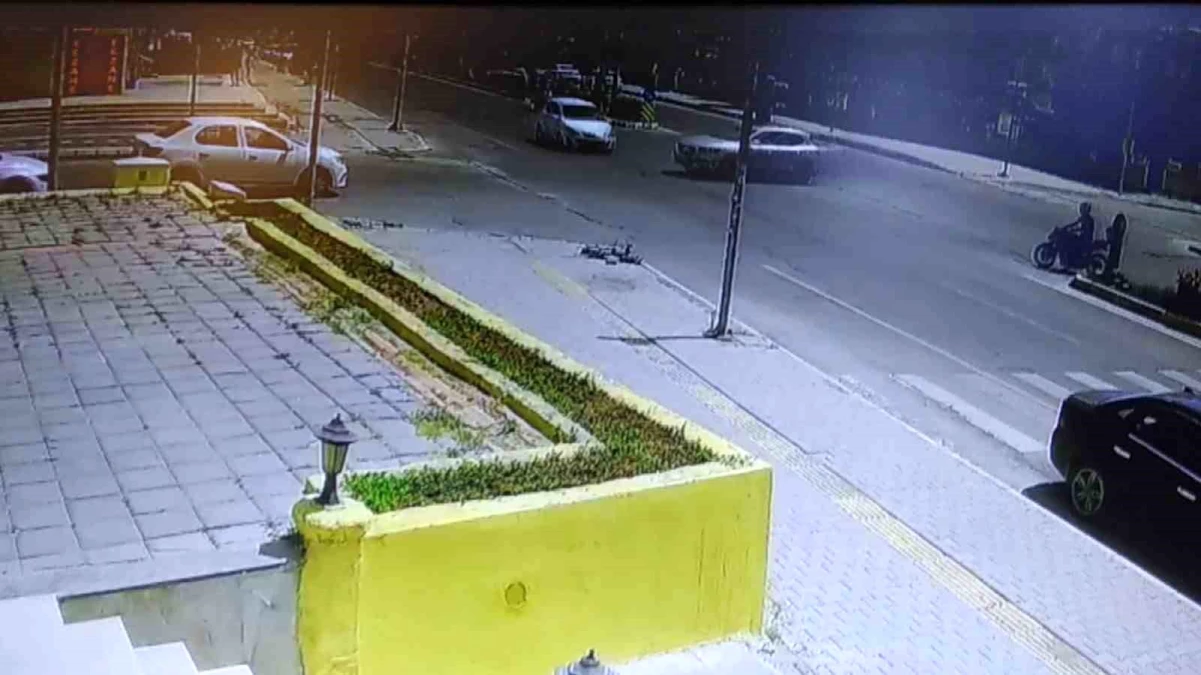 Diyarbakır\'da Kırmızı Işık İhlali Yapan Otomobil Kaza Yaptı
