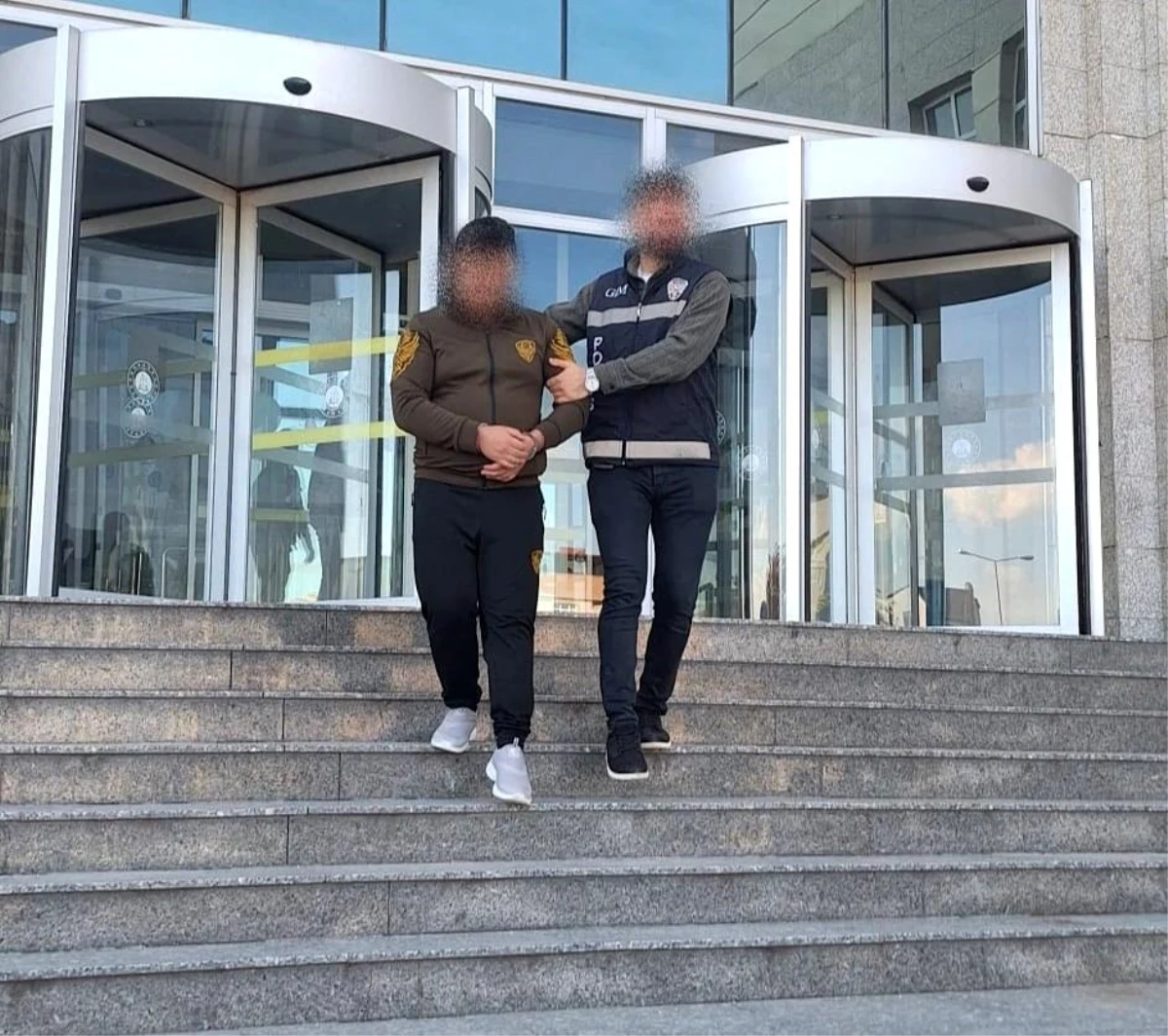 Kocaeli\'de 20 düzensiz göçmen yakalandı, 4 şüpheli tutuklandı