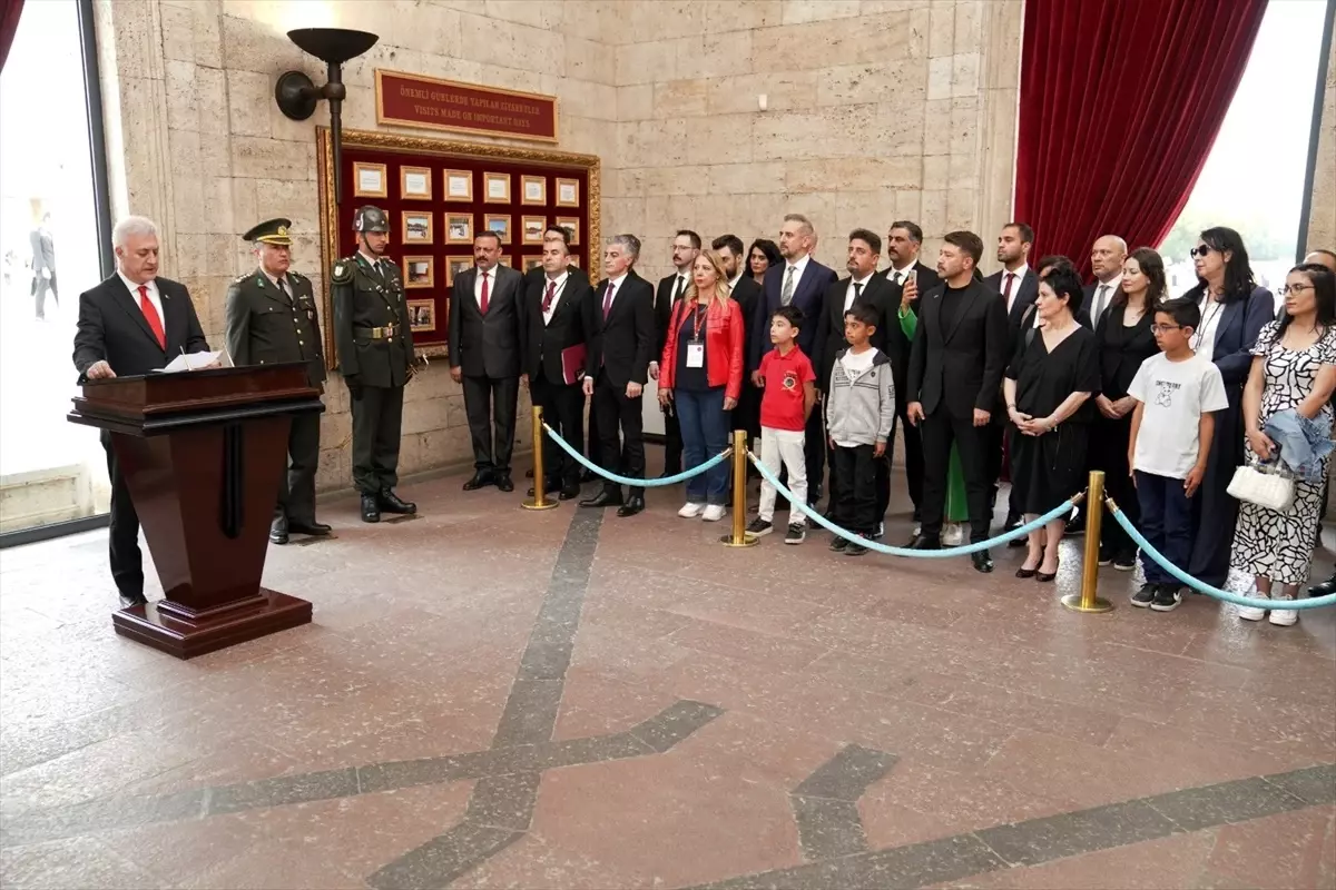 Devlet Tiyatroları Genel Müdürü ve Çocuklar Anıtkabir\'i Ziyaret Etti