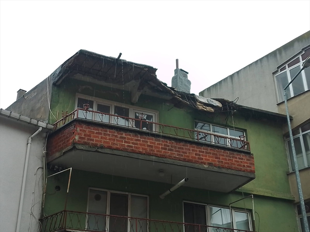 Lüleburgaz\'da bir binanın çatısından beton parçaları düştü, otomobilde maddi hasar meydana geldi