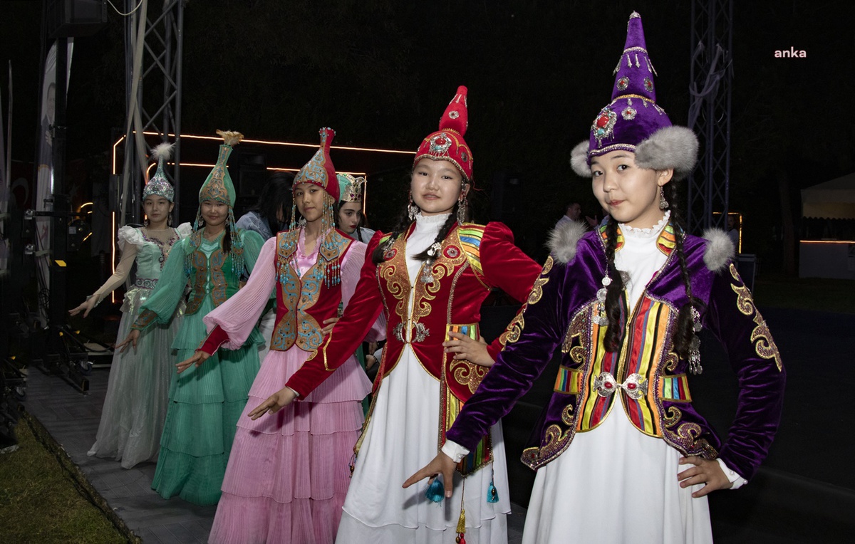 Mersin\'de düzenlenen 23 Nisan Uluslararası Çocuk Festivali gala yemeği ile sona erdi
