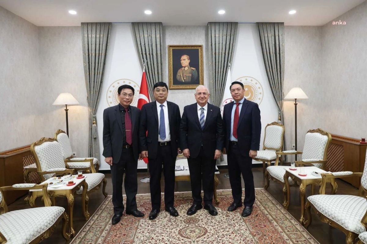 Milli Savunma Bakanı Yaşar Güler, Vietnam Savunma Sanayi Başkanı ile görüştü