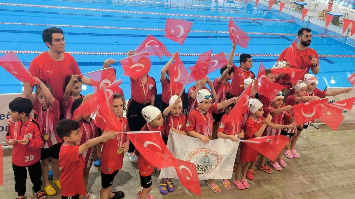 Körfezli minik yüzücüler 23 Nisan Yüzme Şenliği\'nde madalyalar kazandı