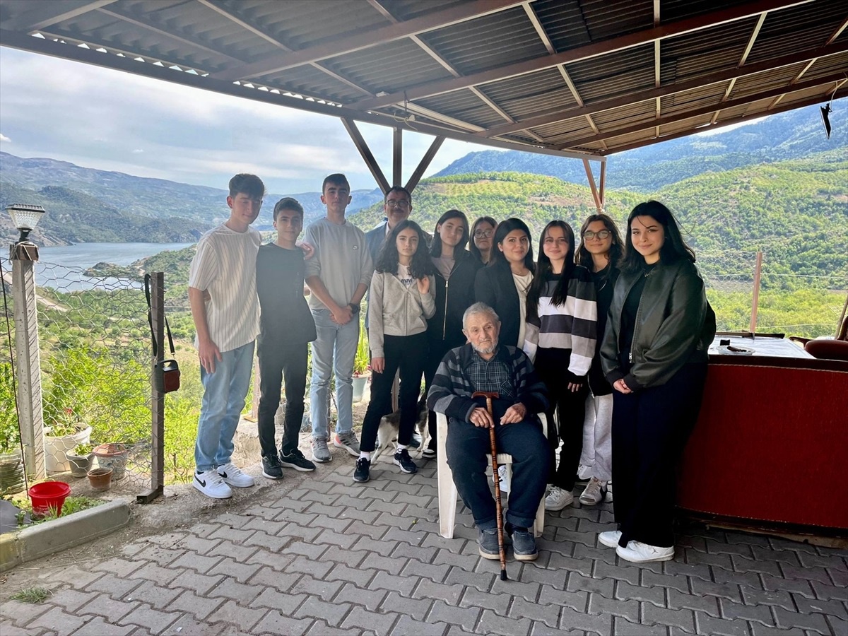 Oğuzlar Çok Programlı Anadolu Lisesi Öğrencileri, 92 Yaşındaki Abdullah Hastaoğlu\'nu Ziyaret Etti