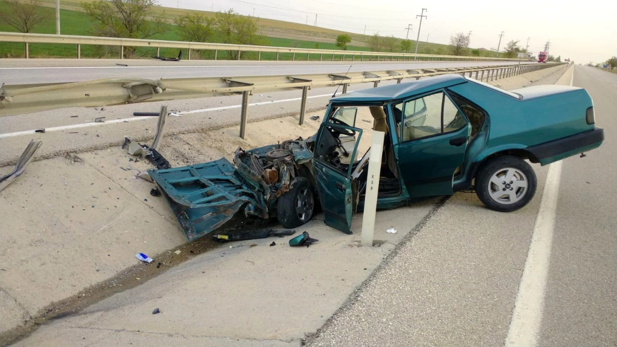 Konya\'da otomobil refüj bariyerlerine çarptı: 2 yaralı