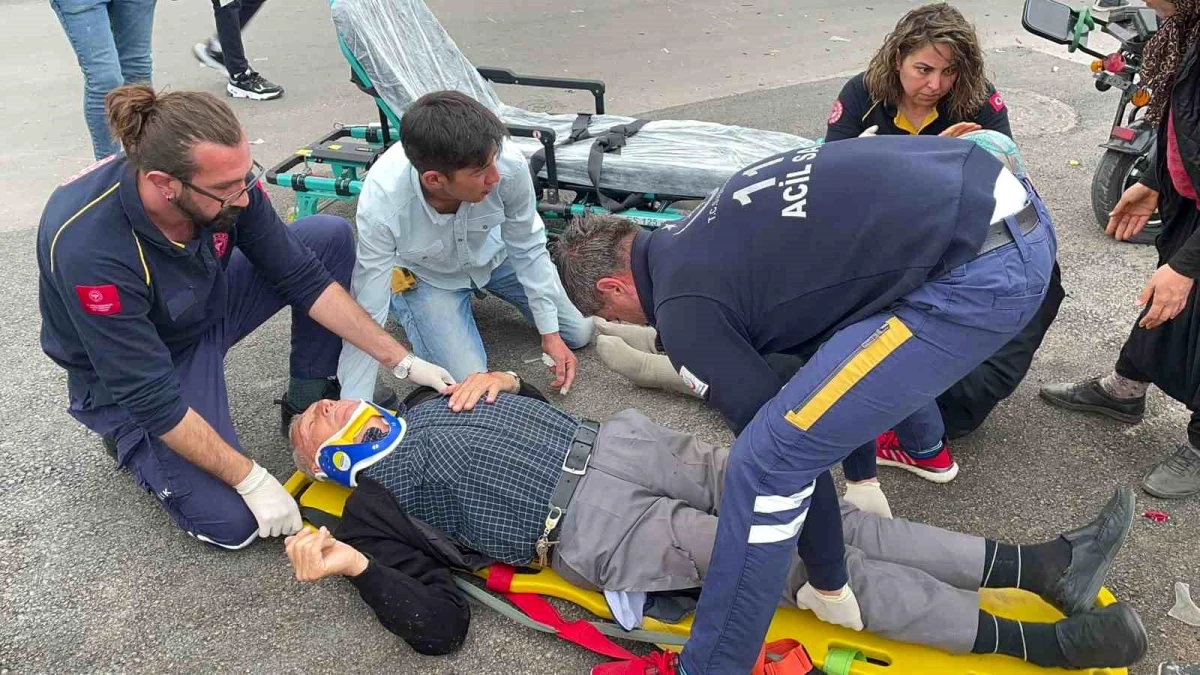 Aksaray\'da Otomobil ile Elektrikli Bisiklet Çarpıştı: Yaşlı Çift Yaralandı