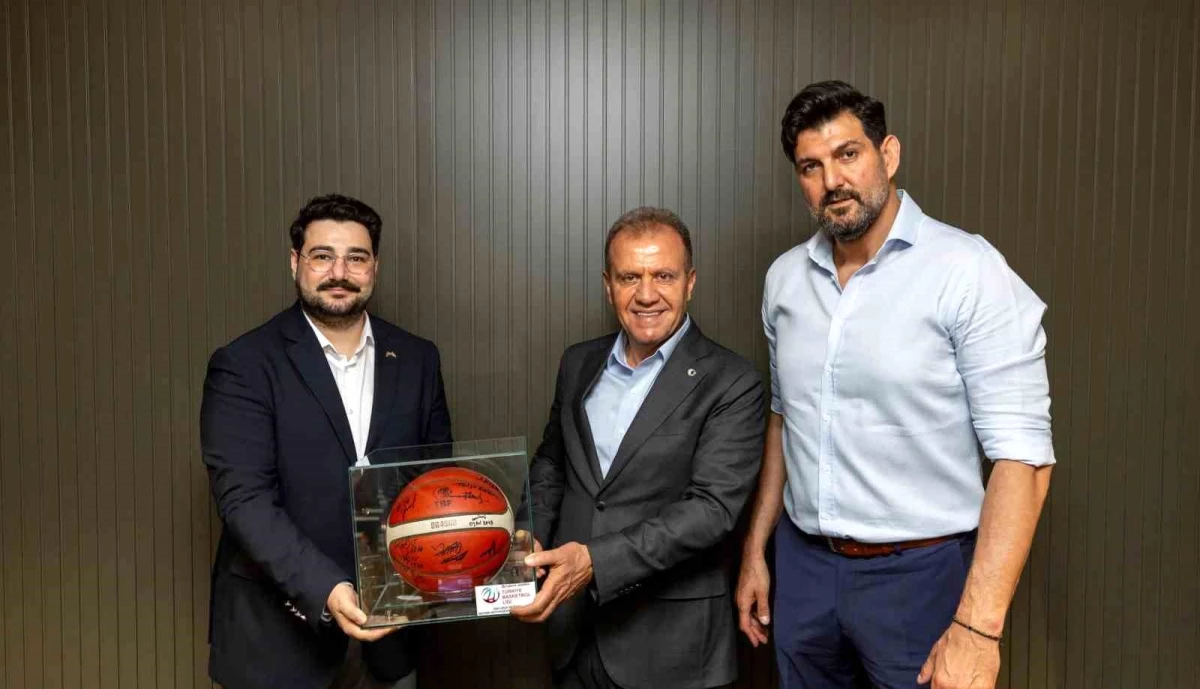 Mersin Büyükşehir Belediyesi Erkek Basketbol Takımı Başkan Seçer ile Buluştu