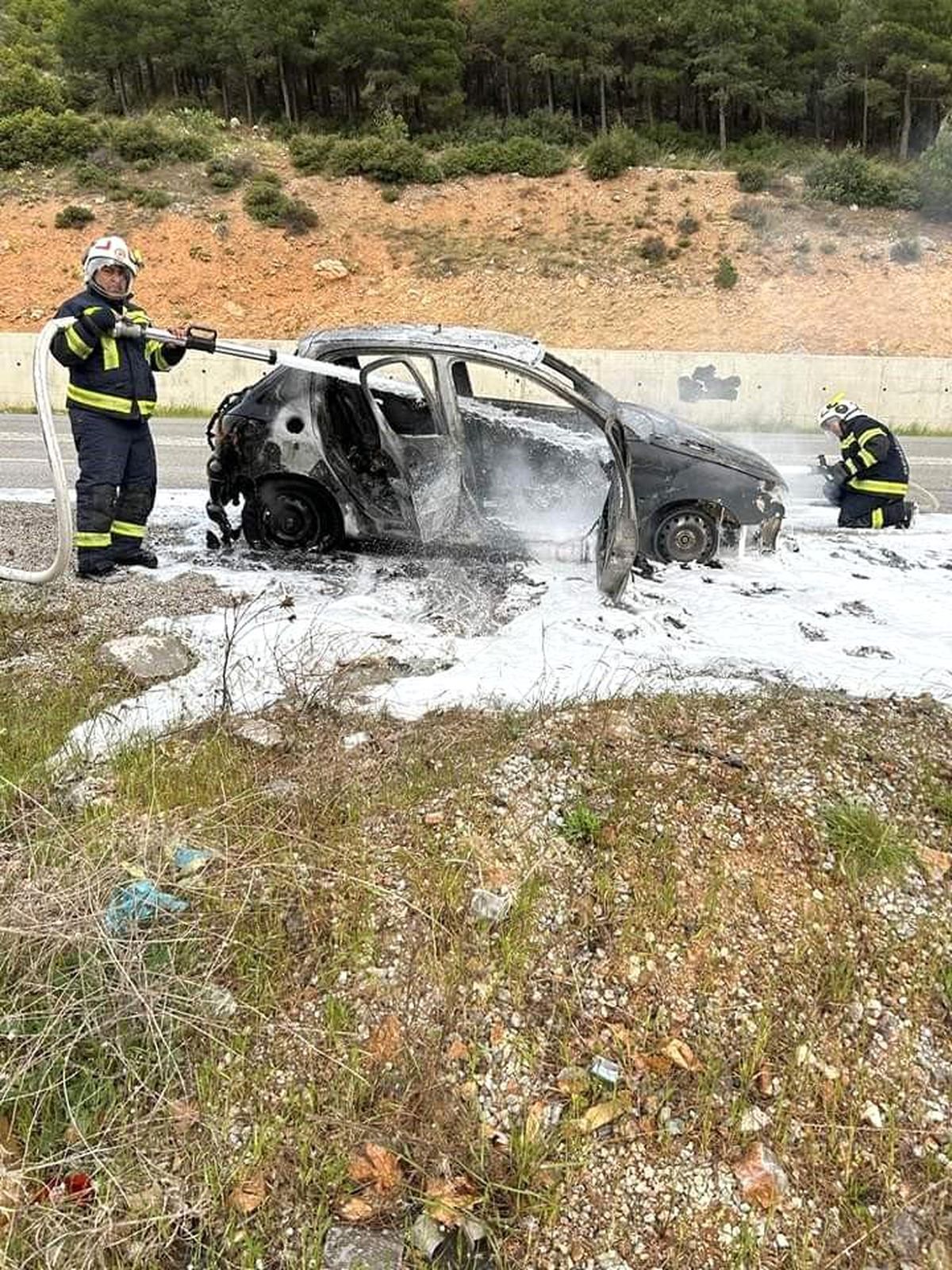 Denizli\'de seyir halindeyken alevlere teslim olan otomobil itfaiye ekipleri tarafından söndürüldü