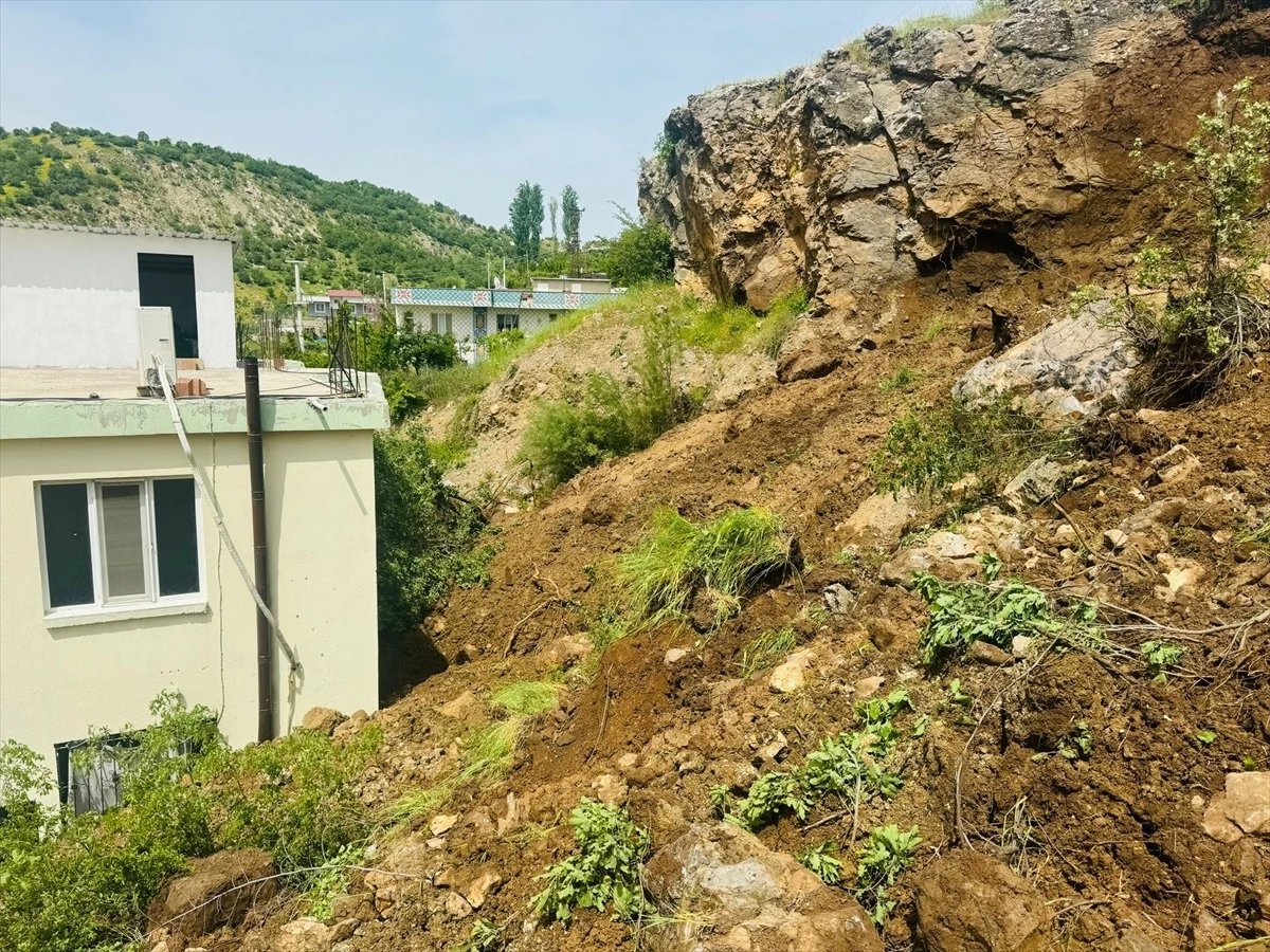 Şırnak\'ın Uludere ilçesinde toprak kayması sonucu ev etkilendi