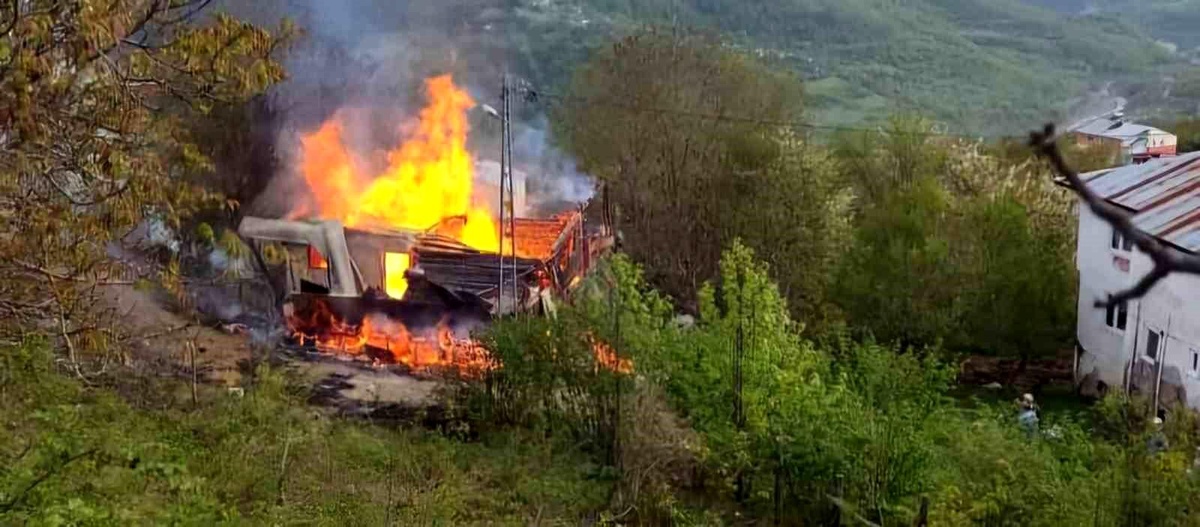 Kastamonu\'da Sobadan Çıkan Yangında Ev Tamamen Yanarak Kullanılamaz Hale Geldi