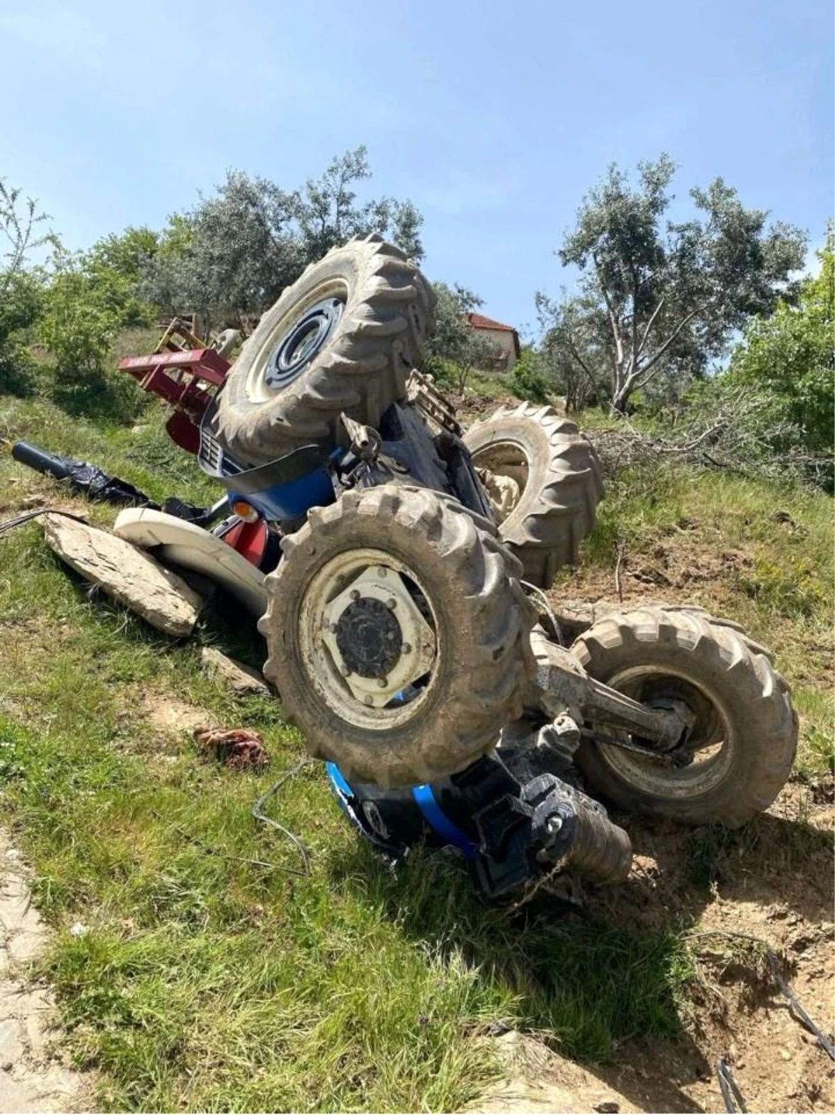 Salihli\'de traktör devrildi, sürücü yaralandı