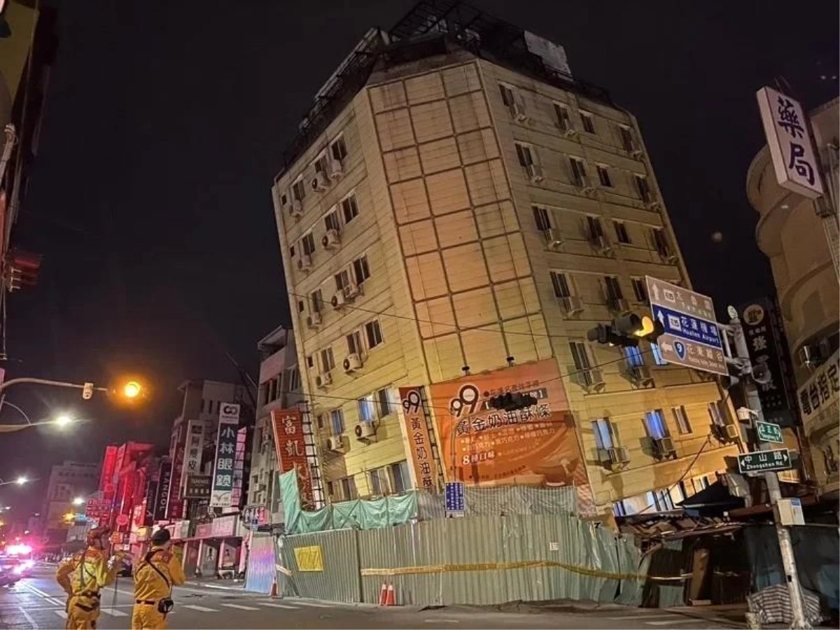 Tayvan\'da 6.2 Büyüklüğünde Deprem: 7 Katlı Bina Yan Yattı
