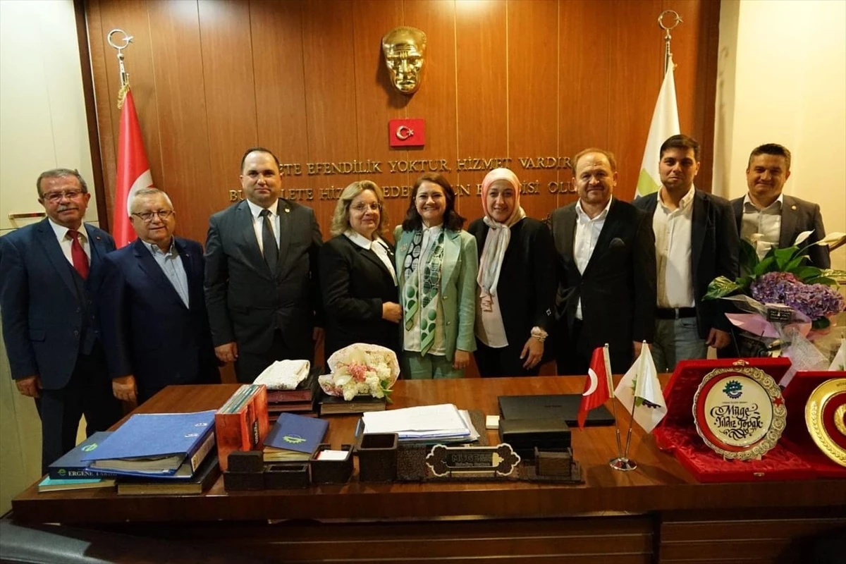Çorlu\'daki esnaf odalarının başkanları Ergene Belediye Başkanı Müge Yıldız Topak\'ı ziyaret etti