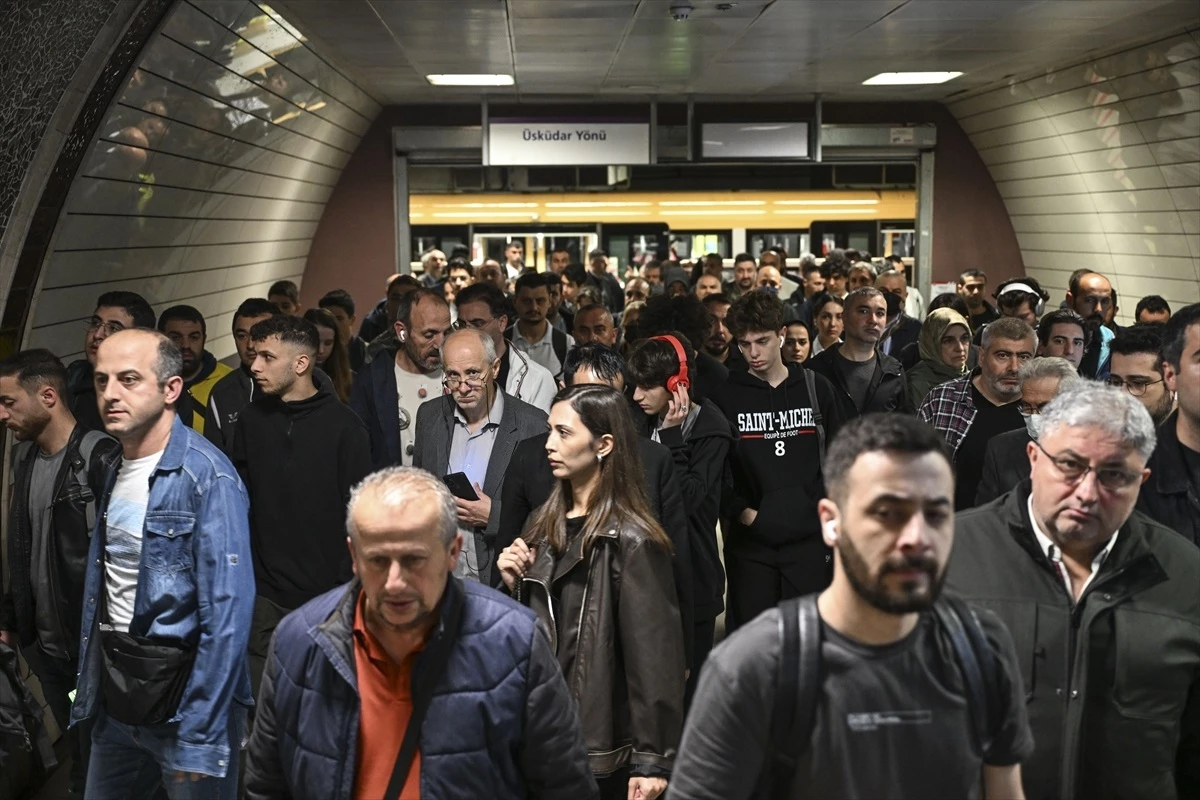 Üsküdar-Samandıra Metro Hattı\'nda Aksaklık Devam Ediyor
