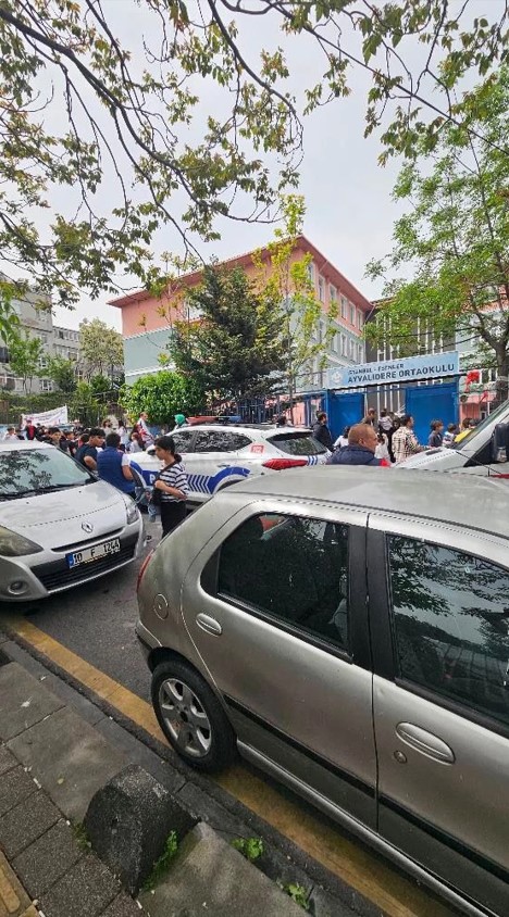 23 Nisan gösterisinde veliden öğretmene saldırı: Kafa attıktan sonra yumrukladı