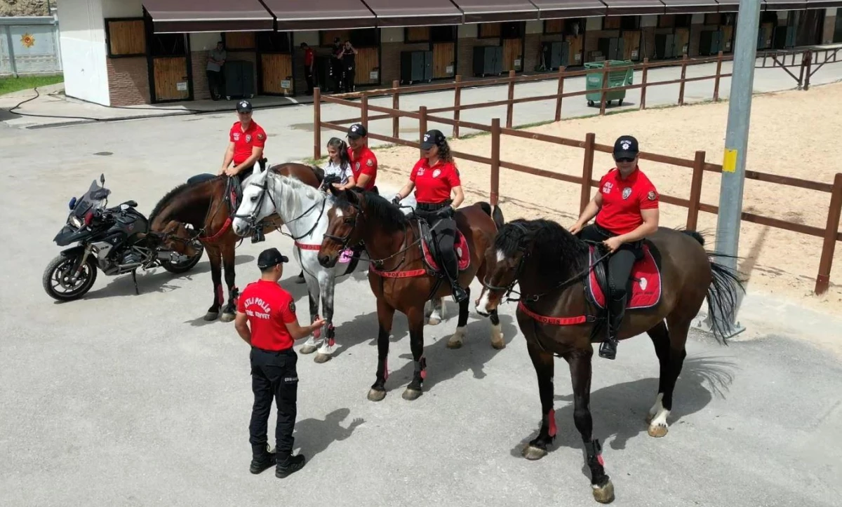 Adana\'da engelli çocuklar polis araçlarına ve atlara binerek keyifli bir gün geçirdi