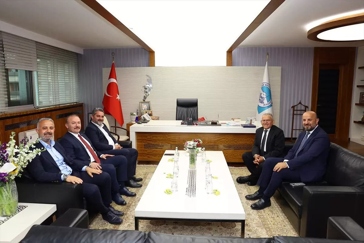 Kayseri Büyükşehir Belediye Başkanı Memduh Büyükkılıç, AK Parti Genel Merkez Yerel Yönetimler Başkan Yardımcısı Mehmet Sait Kirazoğlu\'nu makamında konuk etti