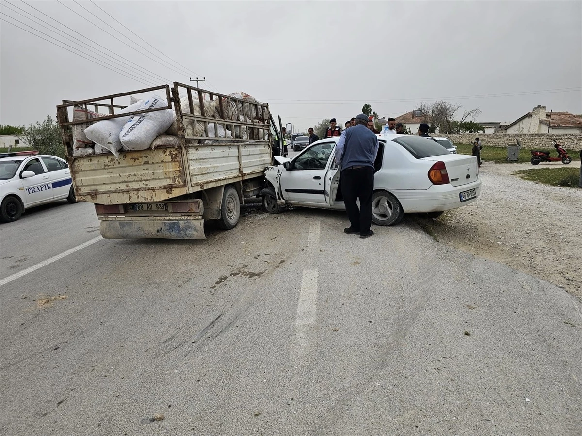 Aksaray\'da otomobil ile kamyonet çarpışması: 3 yaralı