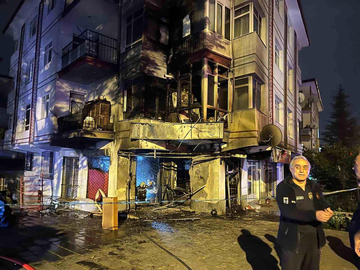 Keçiören\'de Bakkalda Çıkan Yangın Kontrol Altına Alındı