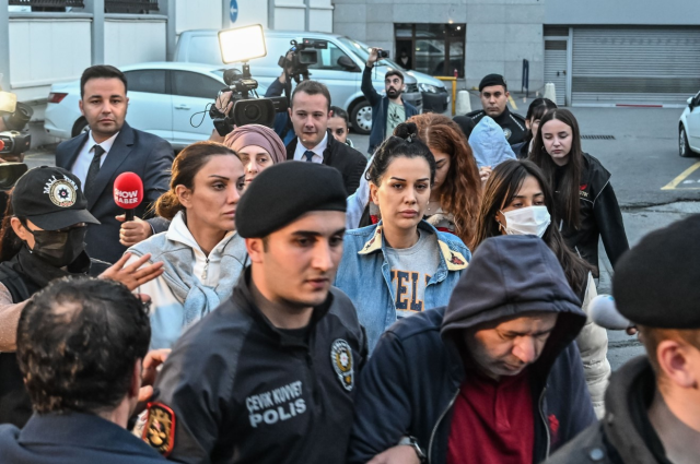 Banu Parlak'ın güzellik merkezine yönelik saldırı davası başladı! Dilan Polat, duruşmada kızını görünce ağladı