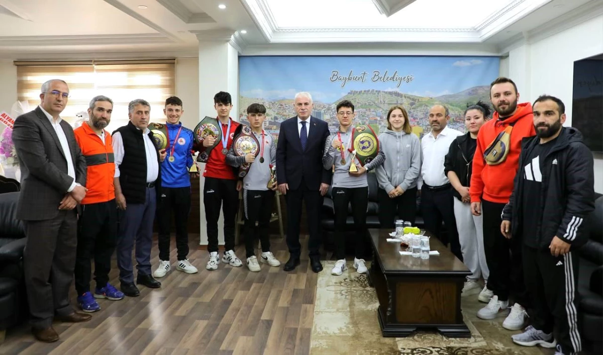 Bayburt Belediyesi Tuğra Boks Spor Kulübü Başkanı ve Sporcuları Belediye Başkanı\'na Ziyarette Bulundu