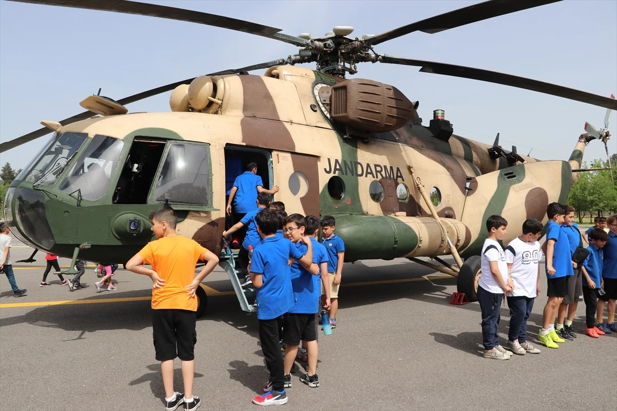 Batman\'da öğrenciler İl Jandarma Komutanlığında stantları gezdi, helikoptere bindi