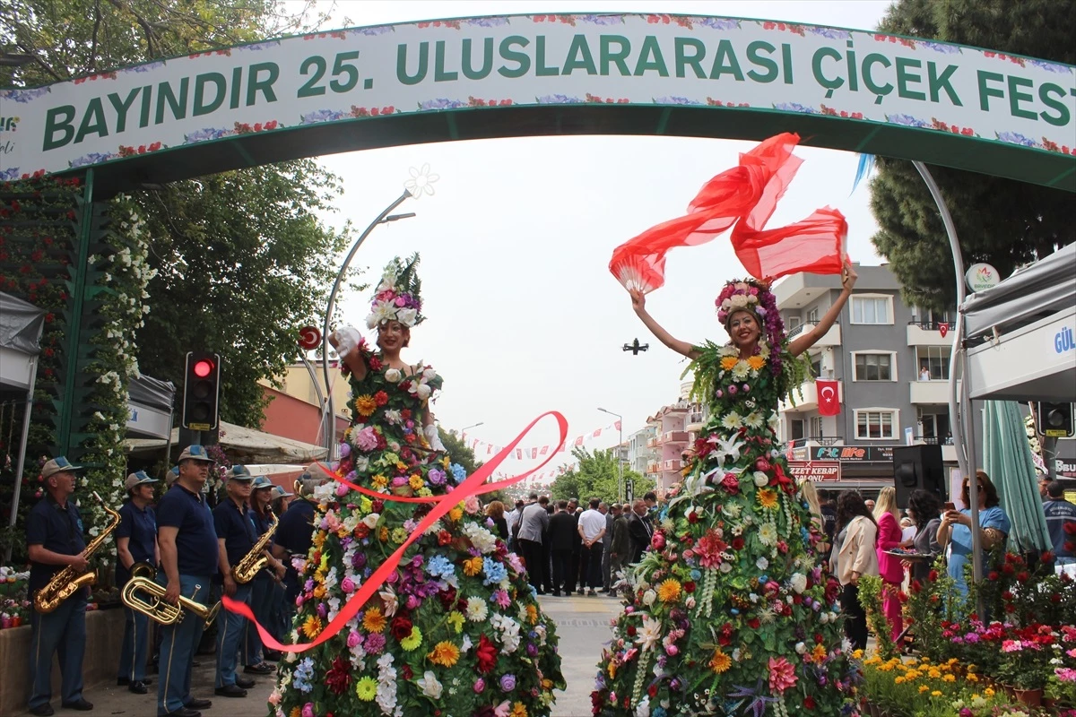 İzmir\'de 25. Uluslararası Çiçek Festivali Başladı