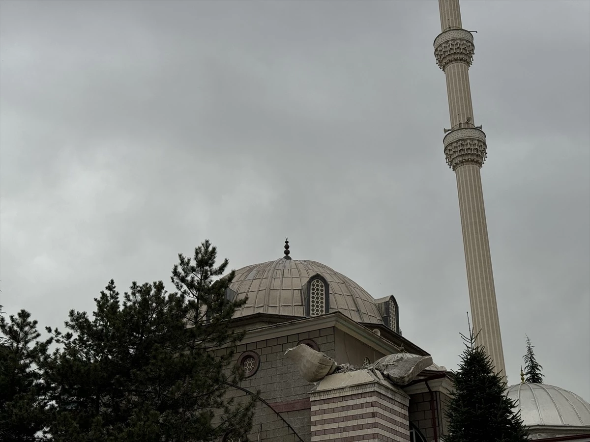 Çankırı\'da caminin minaresi devrilme riski nedeniyle çevredeki binalar tahliye edilecek