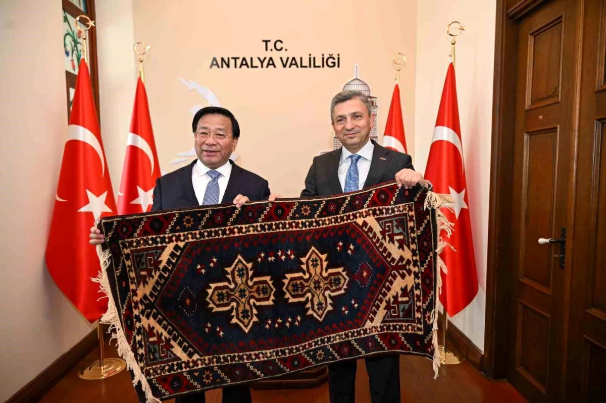 Antalya Valisi Hulusi Şahin, Çin Halk Cumhuriyeti Anhui İl Komitesi Sekreteri ve beraberindeki heyeti ağırladı