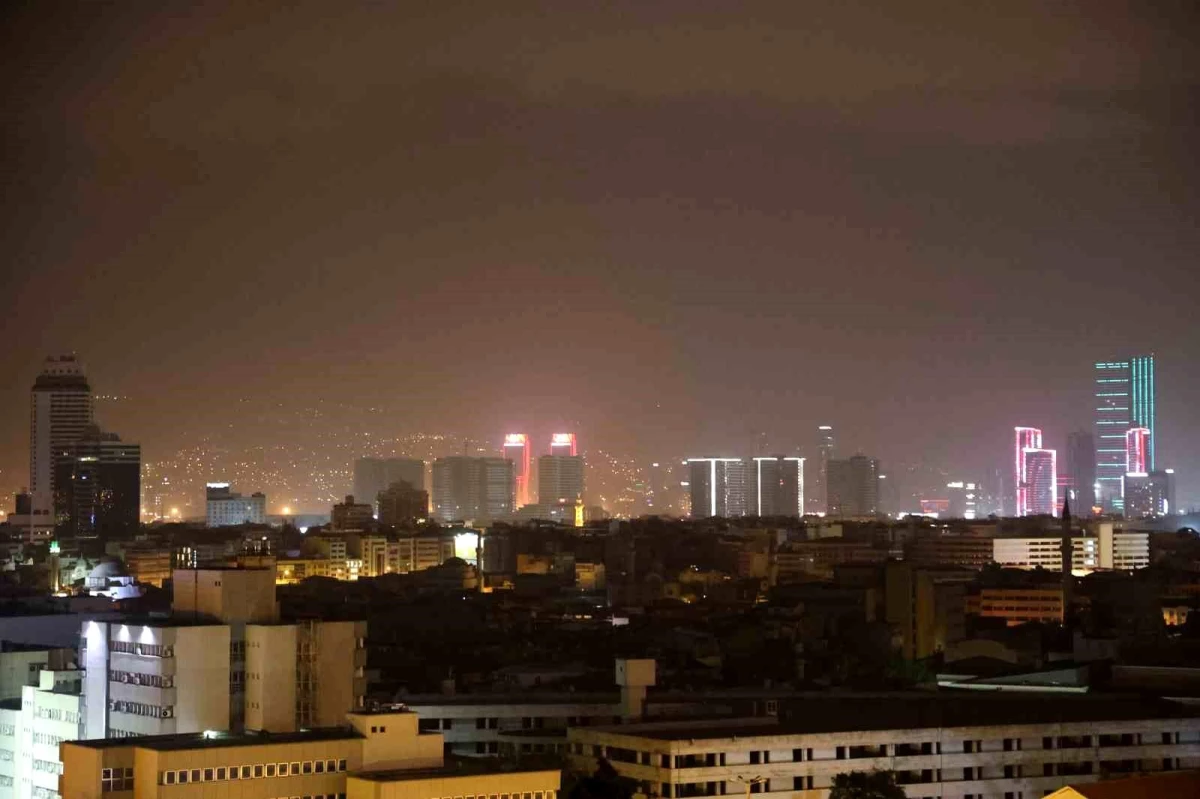 İzmir\'de Çöl Tozu Bulutu Etkisi Gece de Devam Ediyor