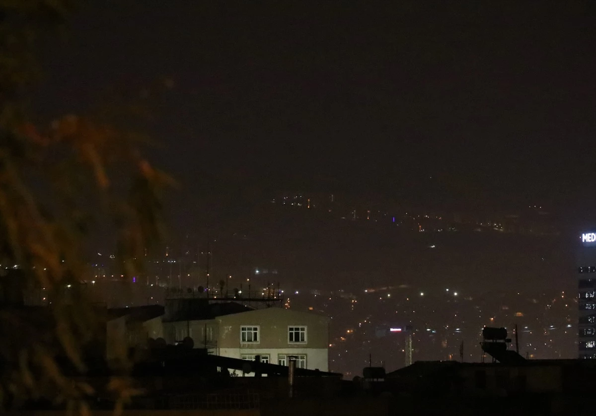 İzmir\'de Çöl Tozu Etkisi Gece Saatlerinde de Devam Ediyor