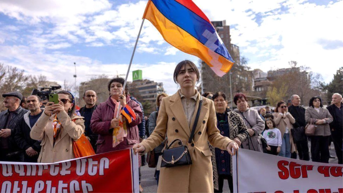 Ermenistan, Dağlık Karabağ\'da güvenlik endişeleriyle Batı\'ya yöneliyor