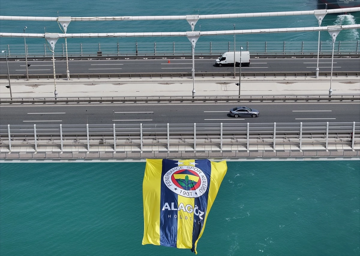 Fenerbahçe Alagöz Holding Kadın Basketbol Takımı\'nın Şampiyonluk Bayrağı Yavuz Sultan Selim Köprüsü\'ne Asıldı