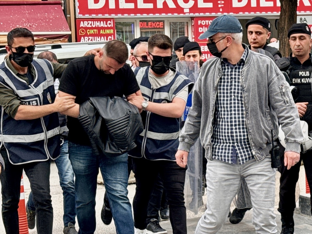 Eskişehir\'de Filistin\'e destek yürüyüşü sonrası bayrak kavgası