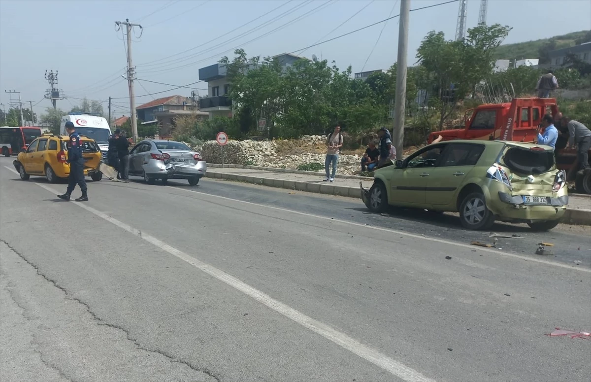 İzmir Foça\'da 4 aracın karıştığı kazada 2 kişi yaralandı