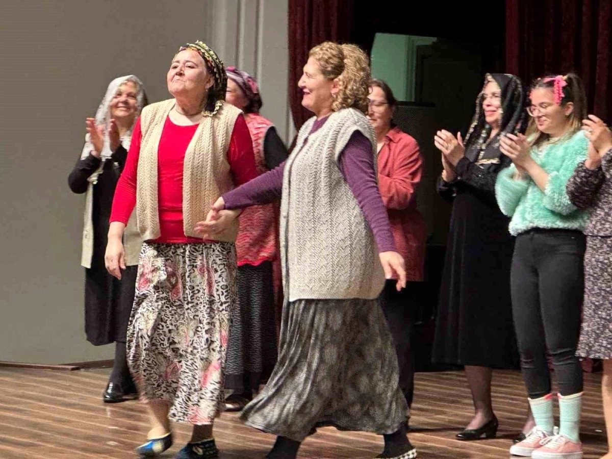 Sandıklı Gönüllü Hanımlar Derneği İstanbul\'da tiyatro oyunu sergiledi