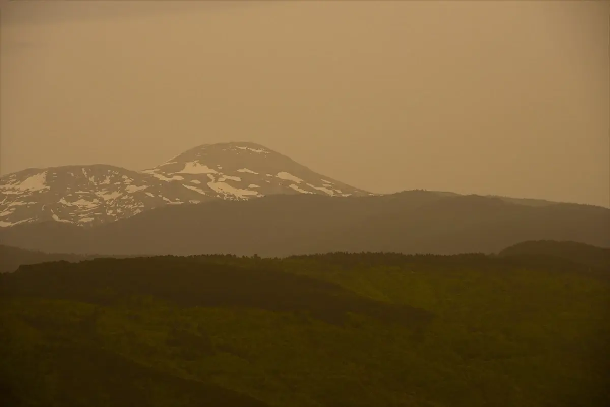 Ilgaz Dağı çevresinde toz taşınımı nedeniyle görüş mesafesi düştü