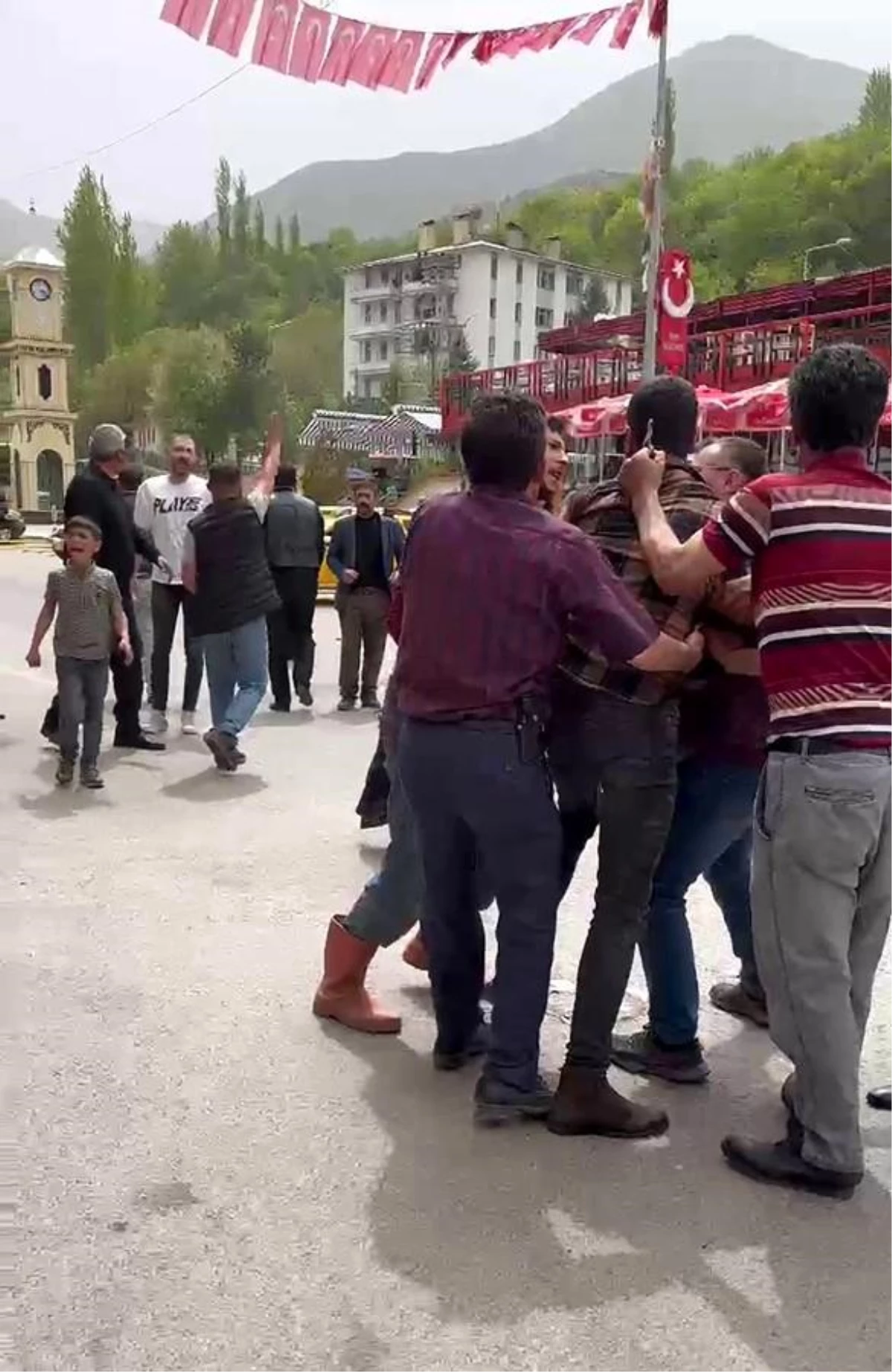 Erzurum\'un İspir ilçesinde husumetli gruplar arasında kavga çıktı