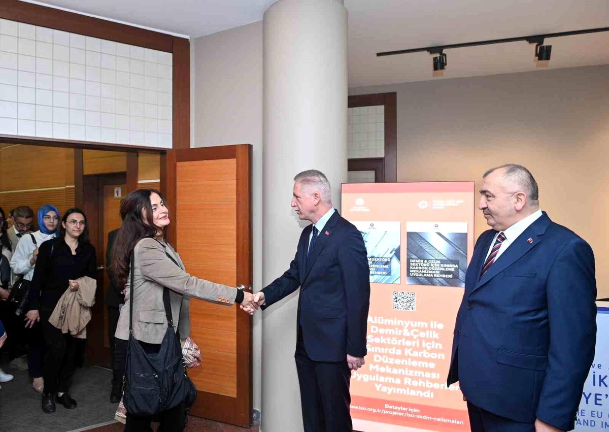 İstanbul Valisi Davut Gül, İstanbul İl Ticaret Müdürlüğünde göreve başlayan denetim personelleriyle bir araya geldi