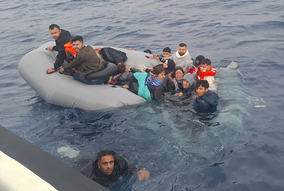 İzmir açıklarında 5\'i çocuk 45 düzensiz göçmen kurtarıldı