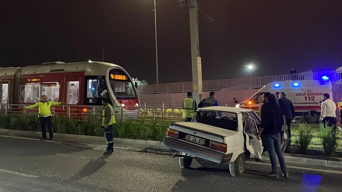 Kayseri\'de tramvay yoluna giren otomobilde 2 kişi yaralandı