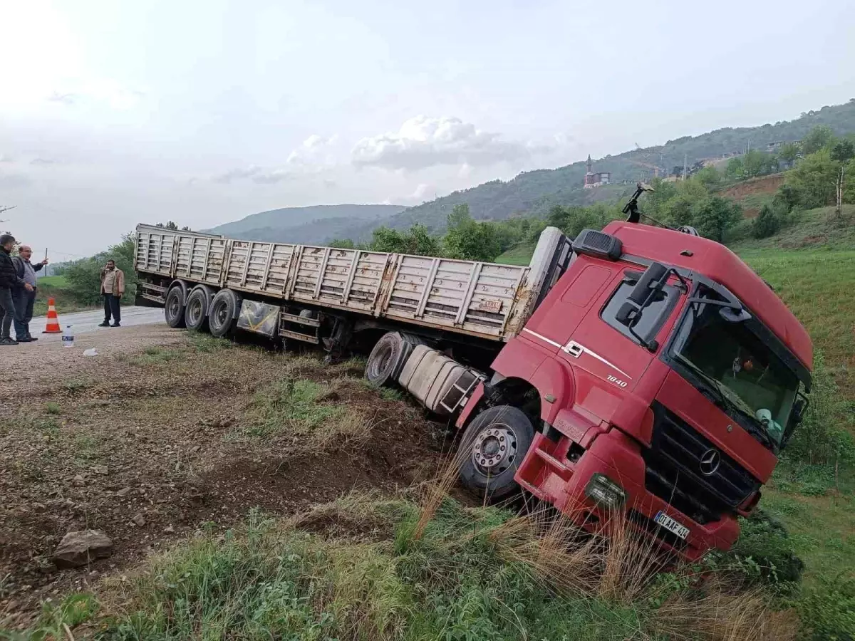 Mudurnu\'da yağmur nedeniyle kayganlaşan yolda tır şarampole yuvarlanmaktan son anda kurtuldu