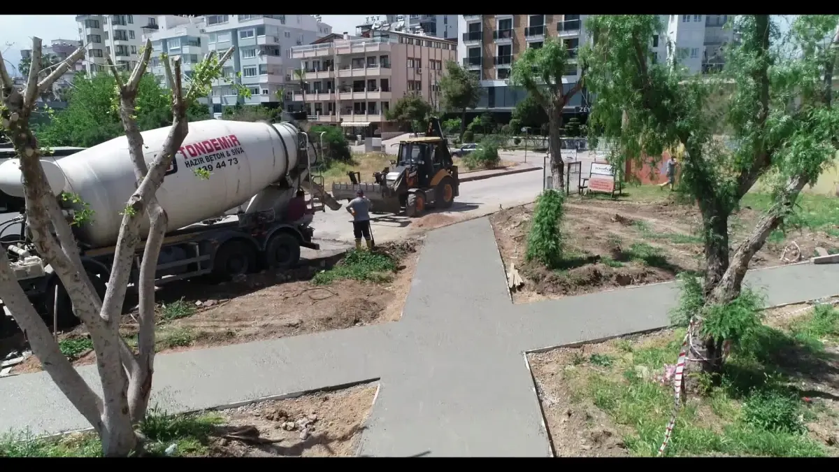 Konyaaltı Belediyesi Parklarda Yenileme ve Yürüyüş Yolu Çalışmalarına Devam Ediyor