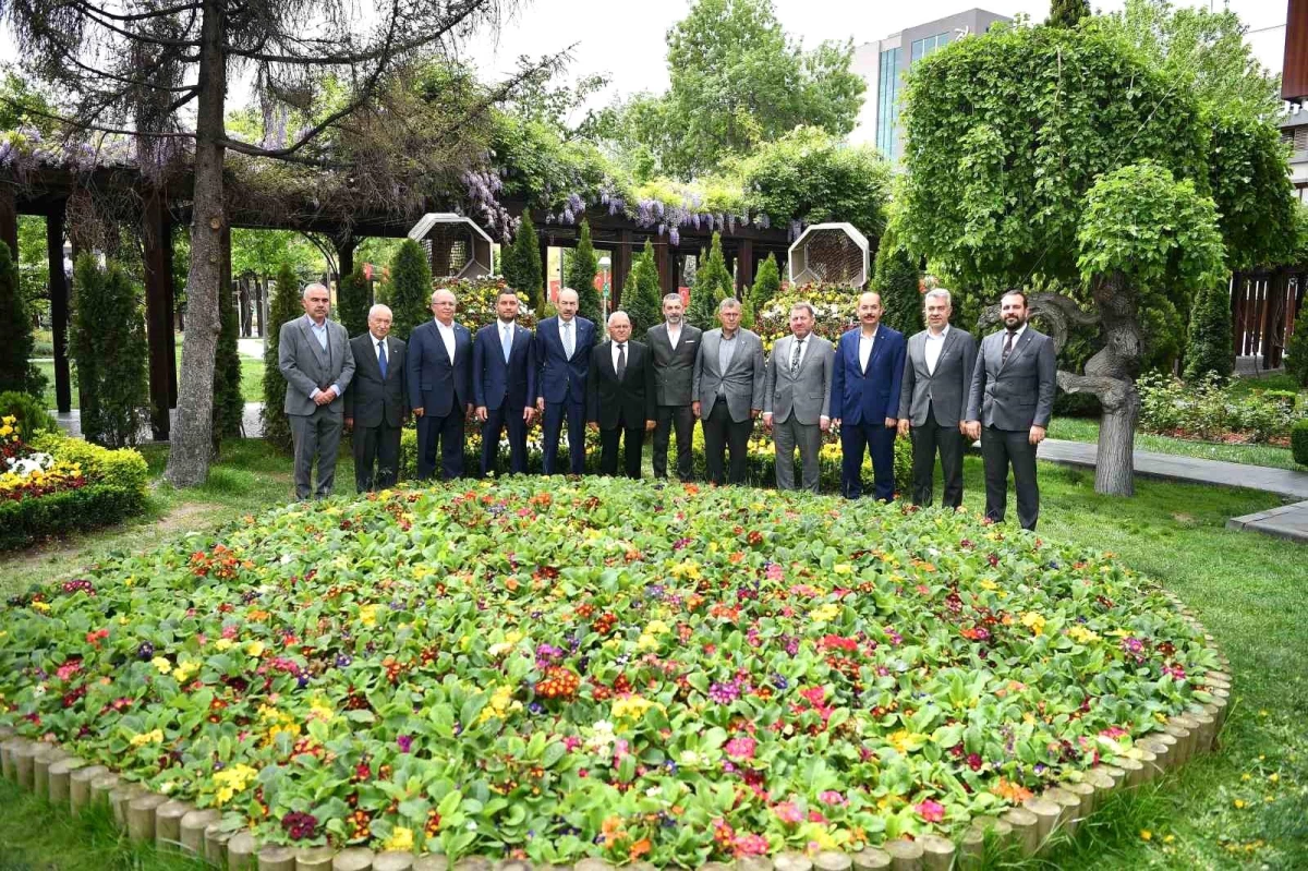 Kayseri Büyükşehir Belediye Başkanı Dr. Memduh Büyükkılıç, Kayseri Ticaret Odası Başkanı Ömer Gülsoy ve yönetim kurulu üyelerini makamında ağırladı