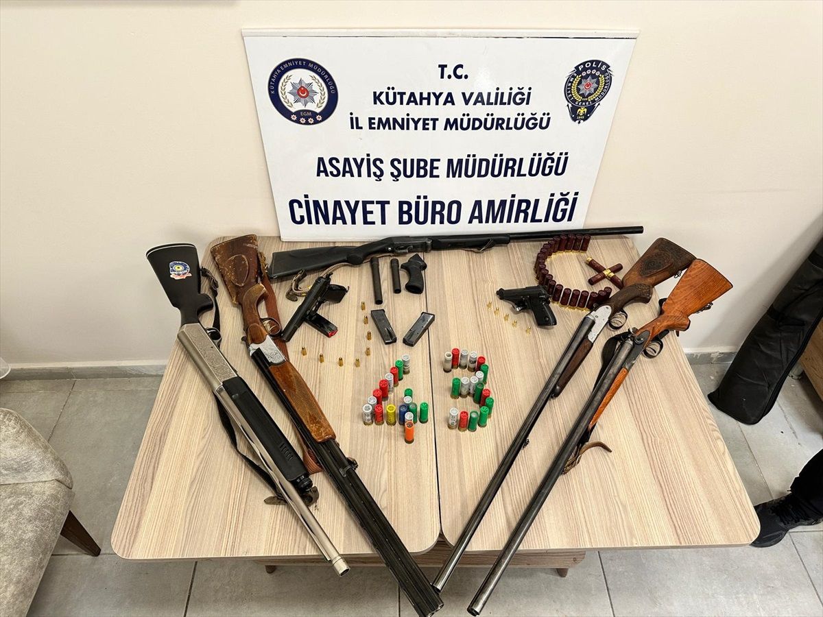Kütahya\'da Ruhsatlı Silahlarını Çalınmış Gibi Gösterip Satarak Kazanç Elde Eden 6 Şüpheli Gözaltına Alındı