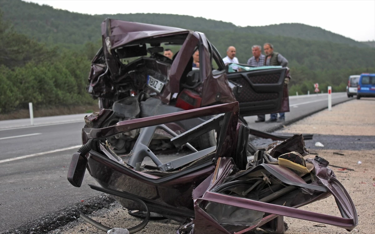 Kütahya\'da Trafik Kazasında 1 Ölü, 1 Ağır Yaralı