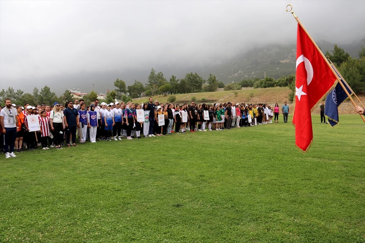 Küçük Kızlar ve Yıldız Kızlar Okul Sporları Türkiye Softbol Şampiyonası Başladı