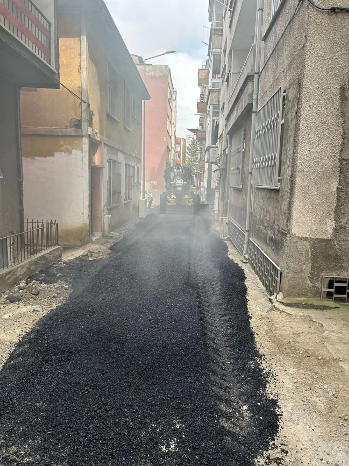 Ortahisar Belediye Başkanı Ahmet Kaya, yol ve kaldırım çalışmalarını sürdürüyor